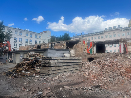 В Перми тяжёлая техника приступила к сносу старого спортзала ВКИУ