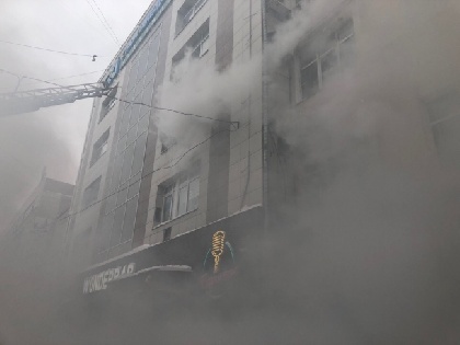 Из-за сильного пожара в центре Перми эвакуировали людей из двух офисных зданий 