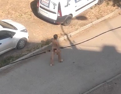 По Закамску возле детского сада гулял голый мужчина