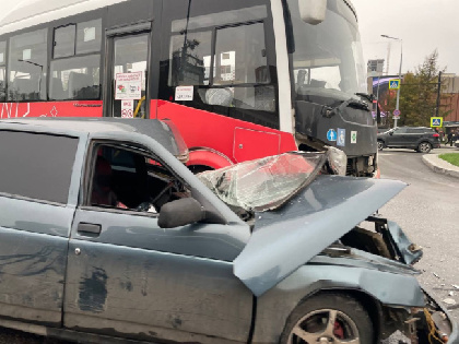 В центре Перми столкнулись автобус и легковой автомобиль