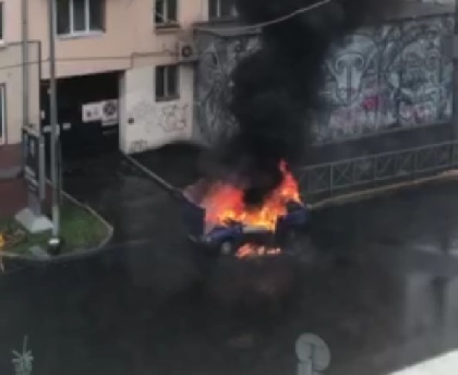 В центре Перми сгорела машина 