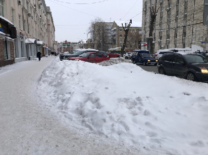В Перми глыба снега придавила машину с водителем внутри