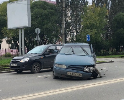 В Перми столкнулись Subaru и ВАЗ
