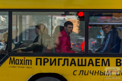 В Перми автобус остановил движение из-за лопнувшего стекла