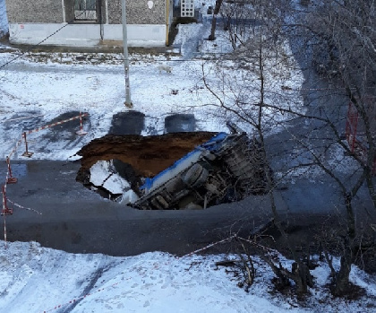 В Закамске под землю провалился мусоровоз
