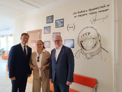 В лицее № 8 появилась выставка, посвящённая космонавту Алексею Леонову