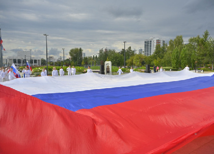 В Перми развернули гигантский флаг России в честь Дня государственного флага