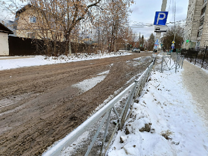 Жители частного сектора на Юбилейном откачивают грунтовые и канализационные стоки прямо на дорогу