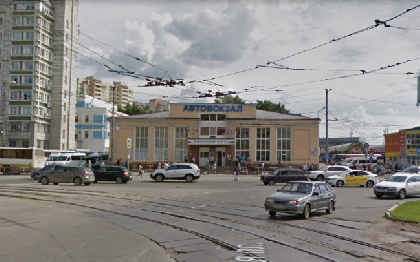 На автовокзале Перми водителя зажало между автобусами