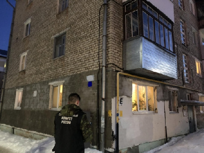 В Звездном на пенсионера с крыши дома упала глыба льда