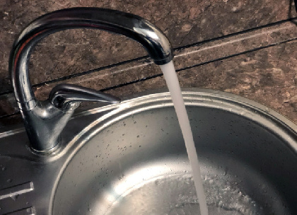 Забитая раковина затопила стоматологический кабинет в Чайковском