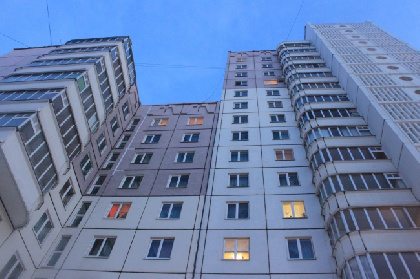 В Карагайском районе школьница делала селфи и упала с 18-метровой высоты