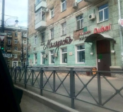 На Комсомольской площади с дома падают штукатурка и кирпичи