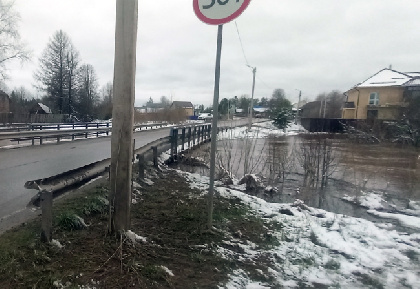 Хроника потопа в поселке Ласьва: река вышла из берегов, мост на грани затопления