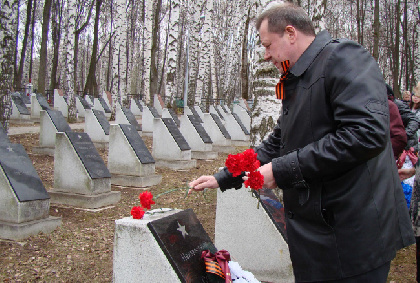 Энергетики  привели в порядок воинские могилы на Егошихинском кладбище в городе Перми