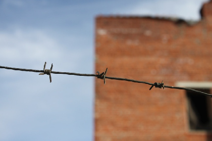 В Соликамске осужденный спрятался в прикроватной тумбе, но его всё равно нашли