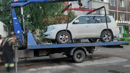 Владелец дорогостоящего внедорожника в Перми лишился своего автомобиля из-за долгов за тепло и горячую воду