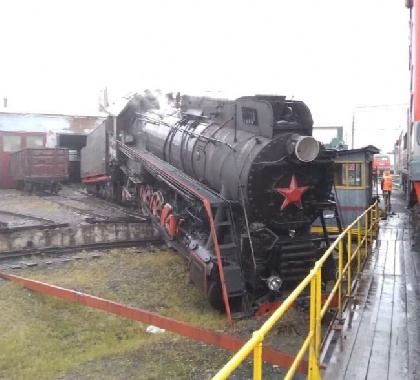 В Перми с рельсов сошел старый локомотив