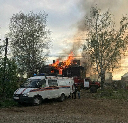 В Перми на ул. Щербакова сгорел двухэтажный барак