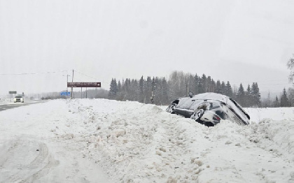 Полицейские из Чусового помогли на дороге женщине, попавшей в ДТП