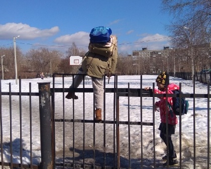 В Перми дети перелезают через забор, чтобы попасть в школу