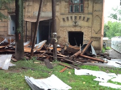 В Перми начался снос здания бывшего Речного училища