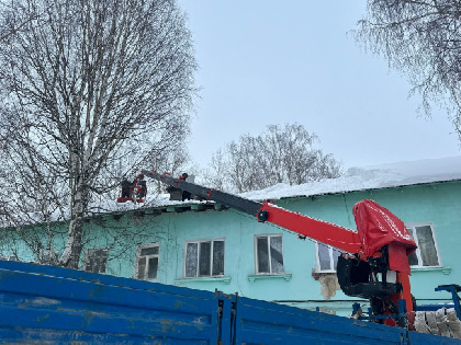 В Кунгуре из-за тяжести снега обрушилась крыша многоквартирного дома