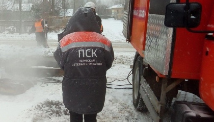 Теплоэнергетики устранили повреждение на бесхозном теплопроводе на улице Крупской