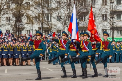9 мая в Перми: 10 тысяч зрителей парада, 38 тысяч в «Бессмертном полку», молитвы о мире детей войны