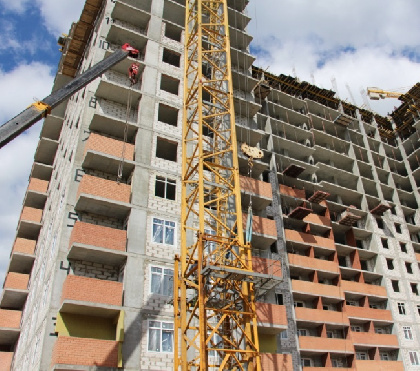 В Березниках временно остановили работу башенных кранов в ЖК «Любимов»