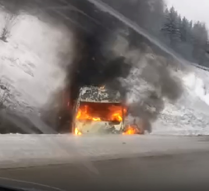 На дороге Полазна-Чусовой сгорел микроавтобус 