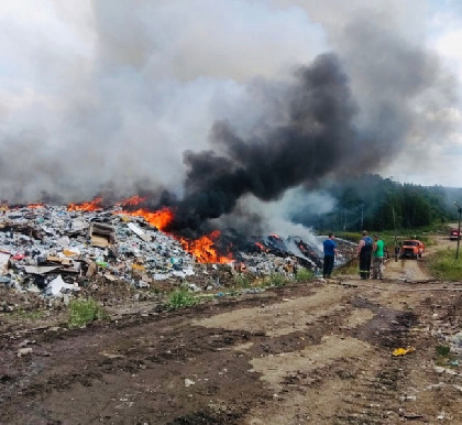 В Лысьве горят 1500 кв. метров мусора на полигоне ТБО 