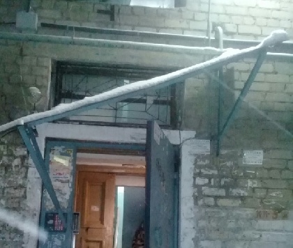В Закамске в жилом доме рухнул козырек над подъездом