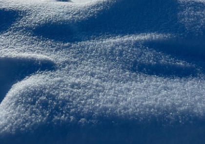 В Перми спасатели вытащили из сугроба мужчину, который пытался пересечь заснеженное поле