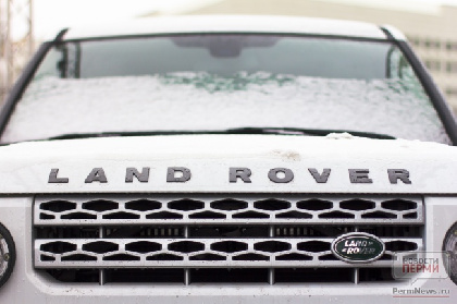 Пермячка закрылась в арестованном Range Rover от приставов
