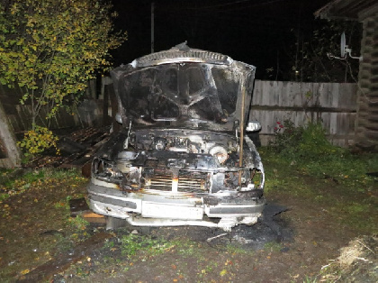 Двое жителей Кудымкара вломились в чужой двор и подожгли машину