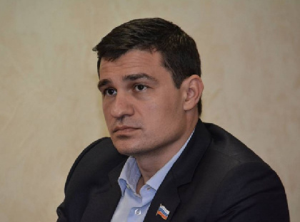 Экс-депутат Александр Телепнев бросил стул в барную стойку: есть пострадавшие