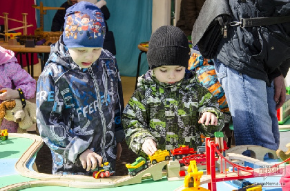 Группы до пяти человек: в Прикамье разрешили работать летним детским площадкам