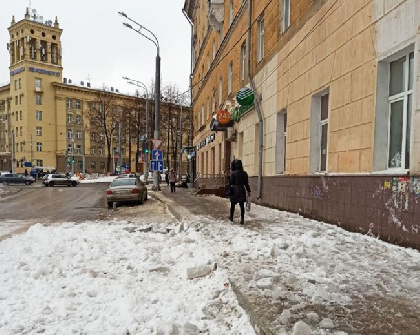 В центре Перми снег с крыши упал на людей
