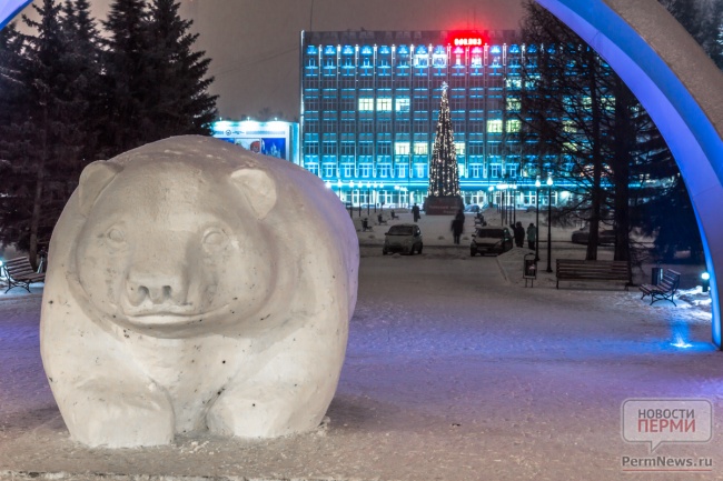 Снежная пермь. Медведь Пермь Пермский край. Заснеженный медведь в Перми. Пермь медведь зима. Морозы в Пермском крае.