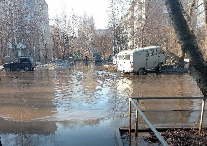 В Перми из-за таяния снега затопило целую улицу