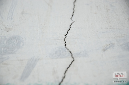 В Перми с крыши дома на тротуар обрушилась штукатурка