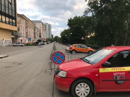 Городские власти ограничили парковку на набережной по улице Окулова 