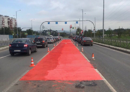 В Перми часть дороги по ул. Героев Хасана покрасили в красный цвет 