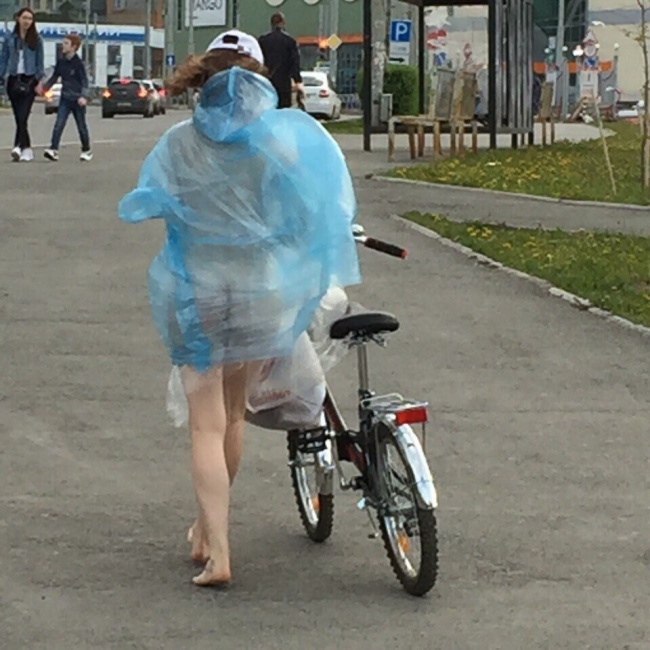 голые девушки на велосипеде в городе порно видео HD