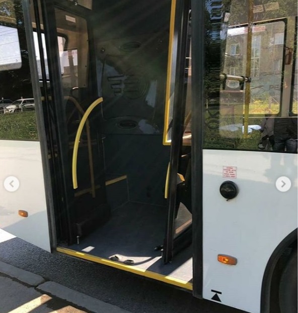 автобус и дверь.jpg