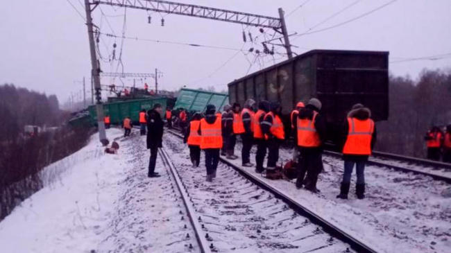 грузовой вагон сошел с рельсов.jpg