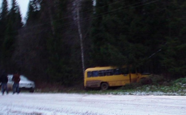 Машина улетела в кювет зимой. Уехал в кювет зимой. Авария в снегопад в кювет на трассе. Машина опрокинулась в кювет. Уехал в кювет.