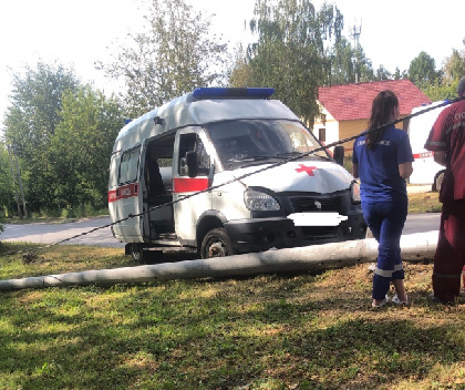 В Перми машина скорой помощи въехала в столб