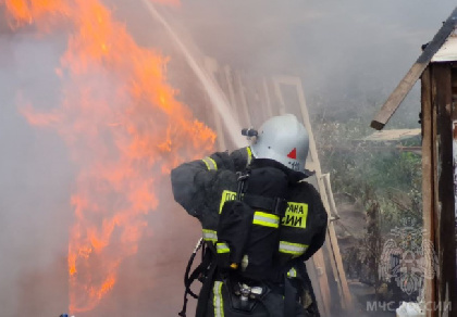 В Перми горел частный жилой дом на улице Красных Зорь